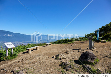 7月半ば(夏)・午前中、陣馬形山の展望台(ベンチ、望遠鏡 他) 長野県上伊那郡中川村 7月半ば(夏)・午前中、陣馬形山の展望台(ベンチ、望遠鏡 他) 長野県上伊那郡中川村 79829719