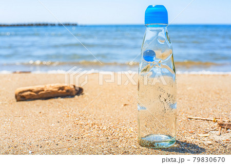 海と砂浜とラムネ瓶の写真素材