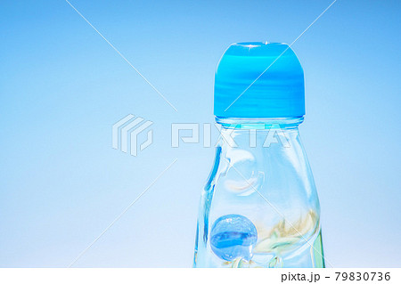 青い空とラムネ瓶の写真素材
