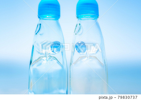 青い空とラムネ瓶の写真素材
