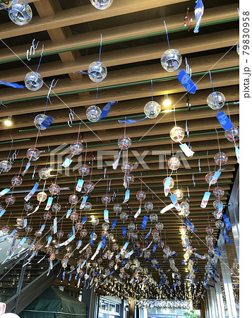 天井から吊り下げられた夏を飾るたくさんの風鈴の写真素材