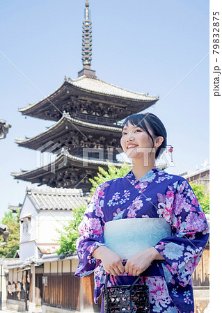 浴衣で京都を観光する女性 79832875
