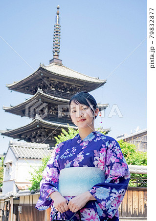 浴衣で京都を観光する女性 79832877