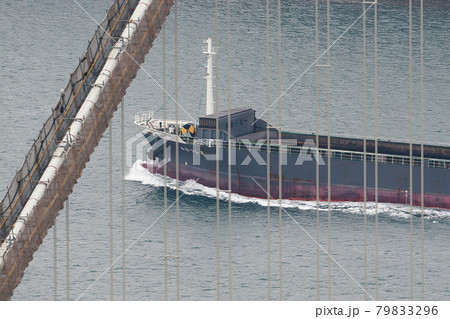 関門海峡を航行する船舶 関門海峡を航行する船舶 79833296