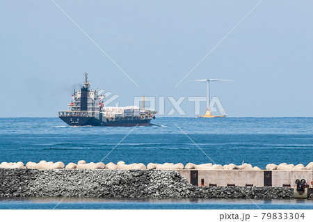 響灘を航行する船舶と洋上風力発電施設 79833304