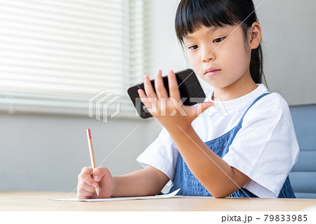 スマホで勉強をする女の子 スマホで勉強をする女の子 79833985