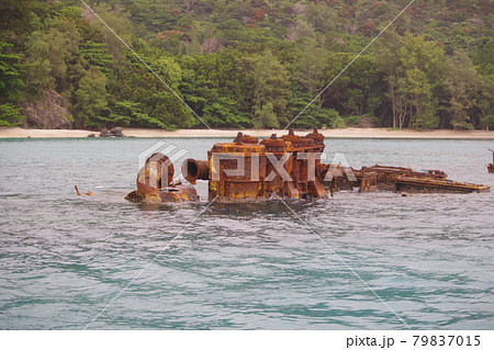 小笠原諸島に残る戦跡　父島の境浦海岸に沈んだ貨物船濱江丸 79837015