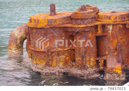 小笠原諸島に残る戦跡　父島の境浦海岸に沈んだ貨物船濱江丸 79837023