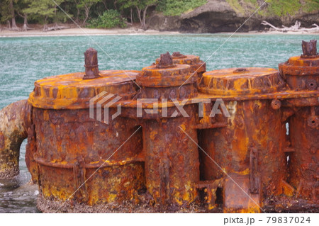 小笠原諸島に残る戦跡　父島の境浦海岸に沈んだ貨物船濱江丸 79837024