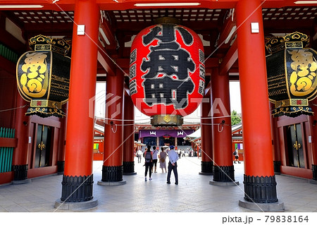 浅草寺：宝蔵門を抜けて本堂へ 79838164