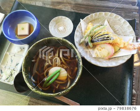お蕎麦屋さんの天婦羅そば 79838676