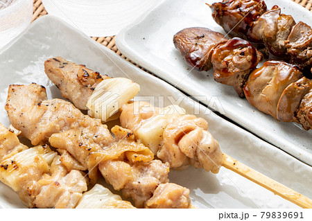 焼鳥。ねぎまと鶏もも(塩焼き･手前皿)、鶏レバー(たれ焼き･奥皿)。 79839691