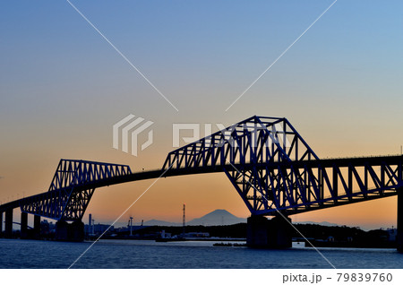 富士山と東京ゲートブリッジの夕景 79839760