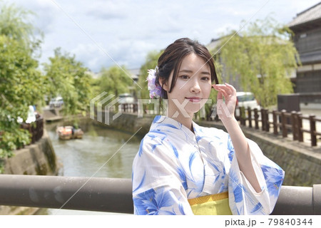小江戸佐原の町並みと若く美しい浴衣姿の女性 79840344
