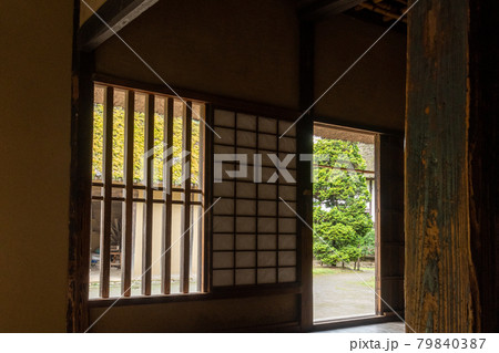 古民家の窓の写真素材