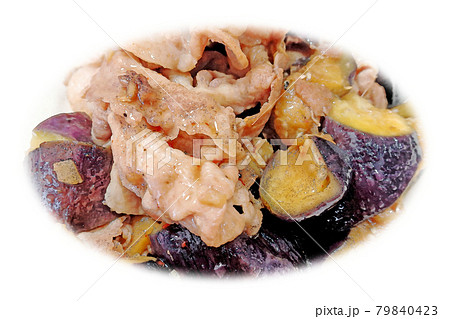 家庭的で素朴な自家製の 豚ロース肉となすびの炒め物 水彩画風 絵手紙のイラスト素材