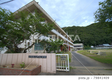 【廃校】旧和気町立和気小学校の正門と校舎　岡山県和気郡和気町 79841409