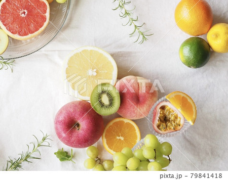 カラフルなフルーツ 79841418