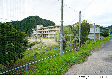 【廃校】旧和気町立日笠小学校の運動場と体育館と校舎 岡山県和気郡和気町 【廃校】旧和気町立日笠小学校の運動場と体育館と校舎 岡山県和気郡和気町 79841640