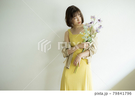 花を持つ女性　 79841796