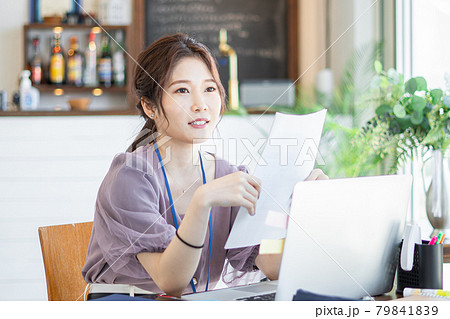 お洒落なオフィスで仕事をする女性 79841839