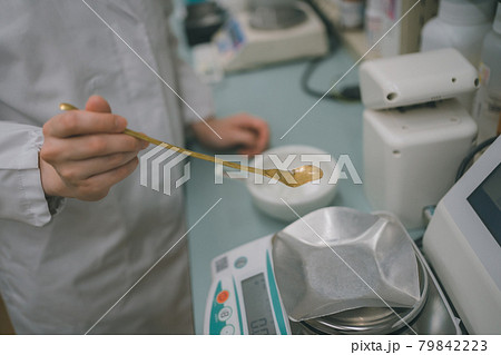 スパーテルを持つ調剤薬局薬剤師 79842223