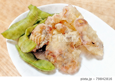 家庭的で素朴な自宅調理の「明石ダコの天ぷら」水彩画風 家庭的で素朴な自宅調理の「明石ダコの天ぷら」水彩画風 79842816