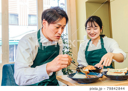 レストラン・カフェ・飲食店を経営する男女 レストラン・カフェ・飲食店を経営する男女 79842844
