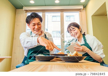 レストラン・カフェ・飲食店を経営する男女 レストラン・カフェ・飲食店を経営する男女 79842845