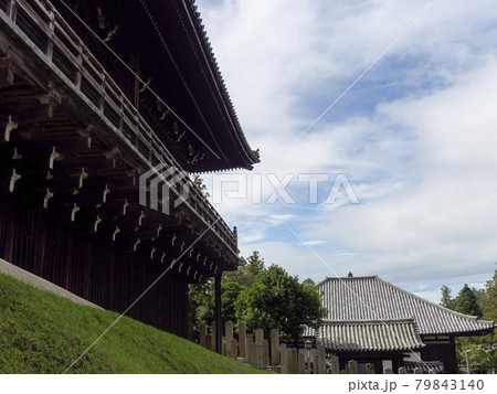 下から見上げた東大寺二月堂 79843140