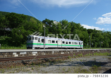 JR北海道 根室本線 東鹿越駅 発車する列車 JR北海道 根室本線 東鹿越駅 発車する列車 79843236