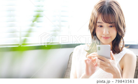 スマホを見る女性 スマホを見る女性 79843563
