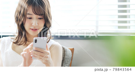 スマホを見る女性 スマホを見る女性 79843564