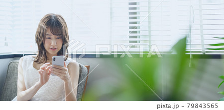 スマホを見る女性 スマホを見る女性 79843565