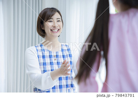 6歳の女の子とママ 79843701