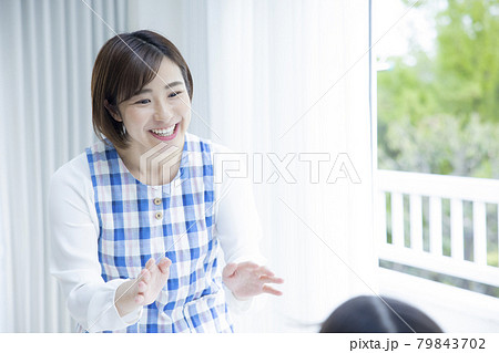 6歳の女の子とママ 79843702