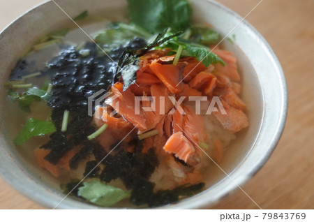 鮭の玄米茶漬け 79843769