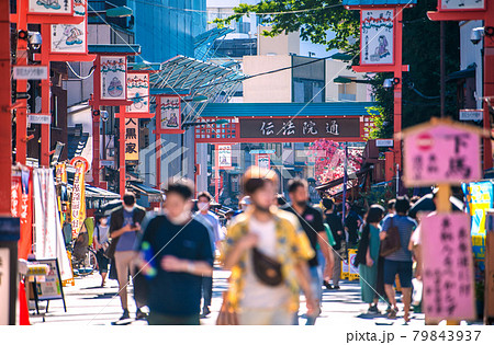 日本の東京都市景観 4度目宣言下。衝撃の1410人。五輪“狂行”、伝法院通りは…=7月17日 日本の東京都市景観 4度目宣言下。衝撃の1410人。五輪“狂行”、伝法院通りは…=7月17日 79843937