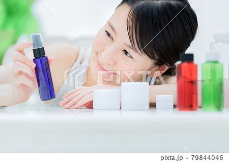 部屋でおうち時間にスキンケアをする若い部屋着の女性 部屋でおうち時間にスキンケアをする若い部屋着の女性 79844046
