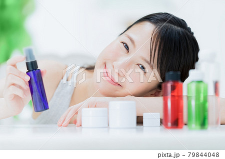 部屋でおうち時間にスキンケアをする若い部屋着の女性 部屋でおうち時間にスキンケアをする若い部屋着の女性 79844048
