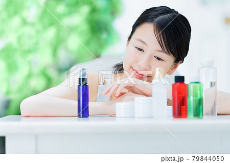 部屋でおうち時間にスキンケアをする若い部屋着の女性 部屋でおうち時間にスキンケアをする若い部屋着の女性 79844050