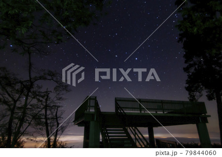 秋の星空 雲海展望台の空に広がる星空 高谷山展望台 秋の星空 雲海展望台の空に広がる星空 高谷山展望台 79844060