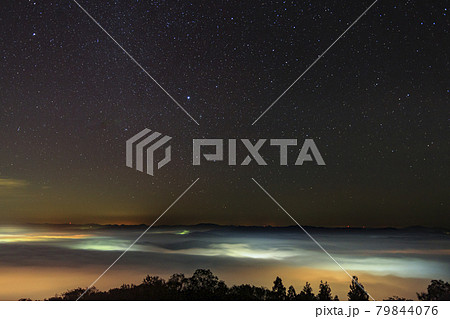 秋の星空 雲海広がる山里の星空 秋の星空 雲海広がる山里の星空 79844076