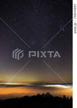 秋の星空 雲海広がる山里の空に輝くオリオン座の写真素材