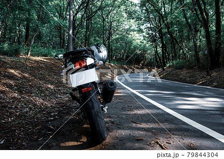 夏のバイクツーリング 林を抜ける木洩れ日のカーブ a-2 クールライトカラー 夏のバイクツーリング 林を抜ける木洩れ日のカーブ a-2 クールライトカラー 79844304