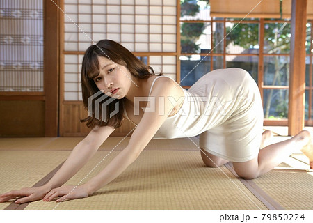 古民家の和室でポーズをとるキャミソール姿の若い女性 79850224
