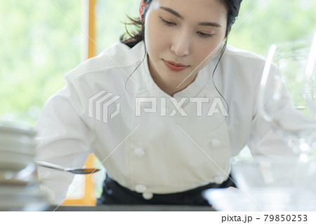 女性シェフ　パティシエ 79850253