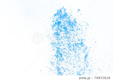 白背景に水しぶきが映える夏っぽい爽やかな素材画像の写真素材