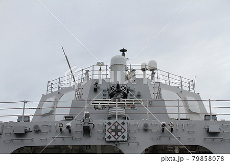 海上自衛隊　護衛艦てるづきの20㎜多銃身機関砲（CIWS　シーウス）と艦載ヘリコプター誘導燈 79858078