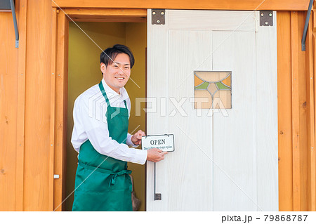 開店準備するカフェ・飲食店・レストランのスタッフ 79868787